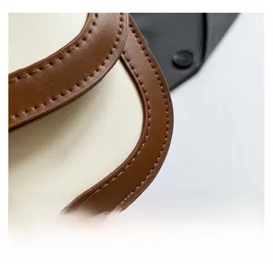 Detail der Premium-Ledernähte und zweifarbigen Textur dieser schicken Satteltasche