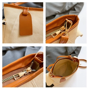 Dettagli della borsa in tela beige con finiture in pelle marrone e cerniere in metallo lucido