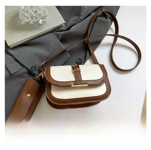 Detailansicht der Satteltasche in Kontrastfarben mit Goldschnalle und Münzbeutel
