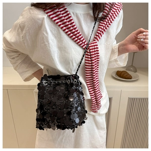 Détail du sac seau à paillettes noires avec cordon de serrage et chaîne argentée