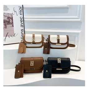 Detailansicht von vier Retro-Satteltaschen in verschiedenen Farben mit Mini-Packs auf Podesten