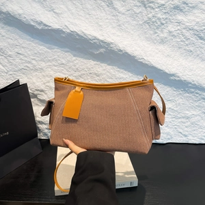 Borsa pendolare in tela marrone con finiture in pelle arancione e tasche laterali