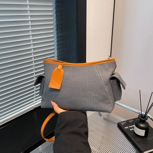 Borsa a spalla in denim grigio con finiture in pelle arancione e tasche stile rétro