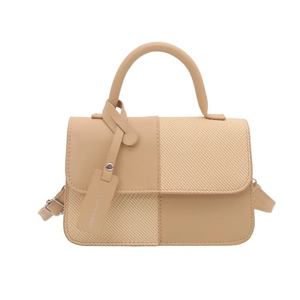 Sac bandoulière carré moderne en cuir beige et tissu texturé avec étiquette mode