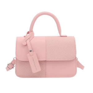 Borsa a tracolla rosa con manico e dettagli in tessuto intrecciato su sfondo bianco
