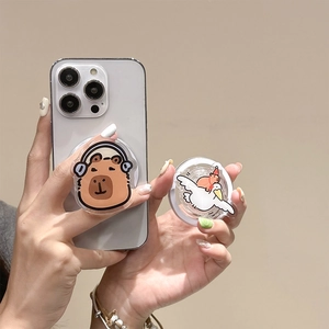 Detail van een schattige Capybara acryl telefoonhouder op een witte smartphone