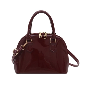 Sac coquille chic en cuir verni bordeaux avec finitions dorées et bandoulière