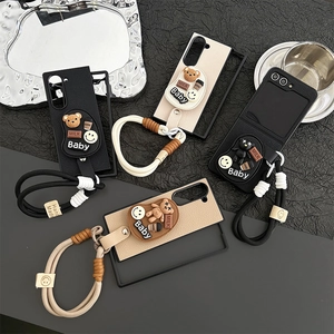 Coque en cuir pour téléphone pliable avec motif ours et dragonne tissée chic