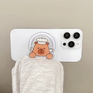 Detailopname van een schattige magnetische acryl telefoonhouder met een leuke capibara chef