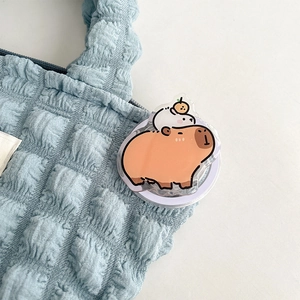Schattige cartoon Capybara acryl telefoonhouder bevestigd aan blauwe gewatteerde tas