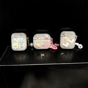 Custodia AirPods glitterata con ciondoli fragola 3D cuore e pendente catena di perle