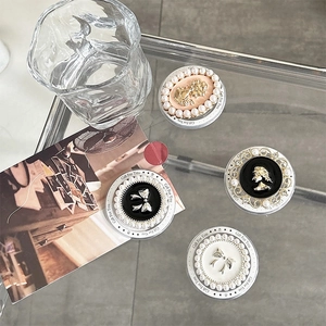 Retro magnetic phone grip set with vintage cameo relief and elegant pearl border