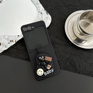 Détail de coque pliante en cuir noir avec écussons 3D ours et café pour Galaxy Z Flip