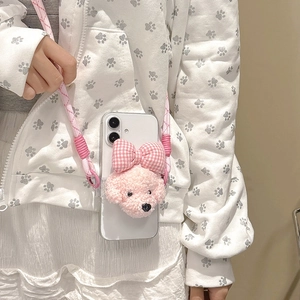 Coque de téléphone chien en peluche rose avec bandoulière tissée sur un sweat blanc