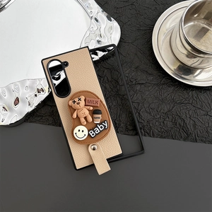 Détail d'une coque pliante en cuir grainé avec motifs ours 3D et décorations café