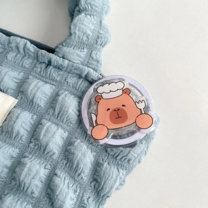 Schattige cartoon capibara acryl telefoongreep, close-up detail op een blauwe tas