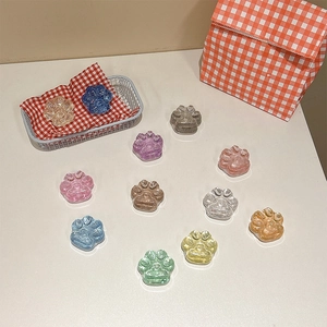 Detail von bunten Katzenpfoten-Handyhaltern aus Harz mit Glitzer in Pastellfarben
