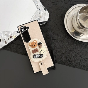 Détail de la coque beige en cuir litchi avec ours 3D et patchs de café mignons