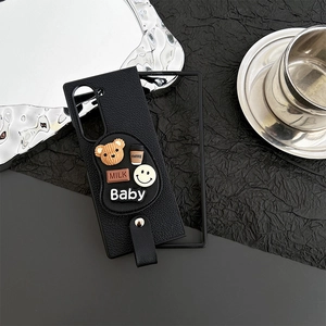 Détail de coque en cuir litchi noir avec décorations 3D de café et d'ours mignon