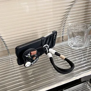 Détails de la coque Z Flip en cuir noir avec oursons 3D et dragonne tressée chic