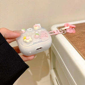 Dettaglio custodia AirPods con ciondoli a fragola, cuore e perla con gancio rosa