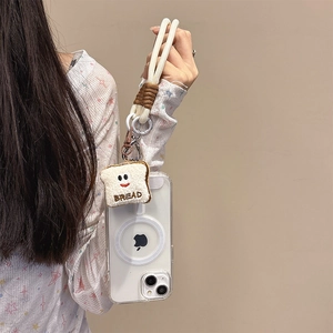Vue détaillée d'un adorable pendentif en peluche en forme de pain sur une dragonne de téléphone