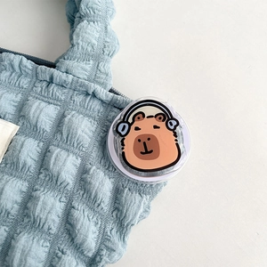 Detail van de schattige capybara acryl uitschuifbare telefoongreep op een blauwe tas
