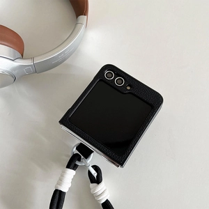 Détail de la coque pliable en cuir noir avec cordon tressé épais et anneau métallique