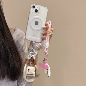 Vue détaillée d'un joli charme de pain en peluche sur un cordon de téléphone rose tressé