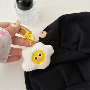 Vue détaillée d'un mignon porte-clés en peluche œuf au plat avec un clip jaune robuste