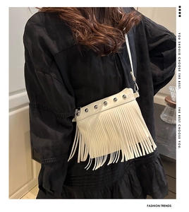 Détail du sac bandoulière blanc avec franges souples et rivets métalliques argentés