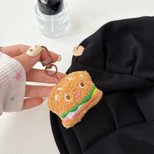 Gros plan d'un adorable porte-clés hamburger en peluche avec un visage souriant