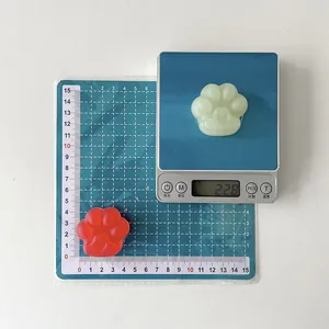 Detailed scale view of cat paw phone socket with size measurements and 22.8g weight