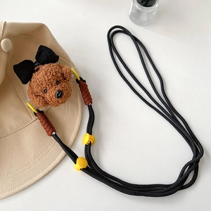 Détail de la lanière de téléphone réglable avec chiot en peluche et cordon tressé