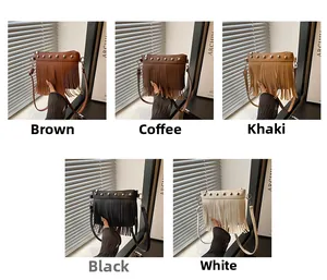 Détail de sacs bandoulière à glands et rivets disponibles en cinq couleurs différentes