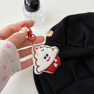 Vue détaillée d'un mignon porte-clés en peluche de glace avec un clip rouge vif