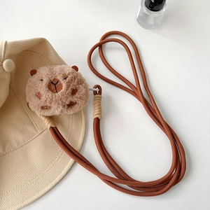 Détail de la lanière téléphone capybara en peluche avec corde tressée marron et texture douce