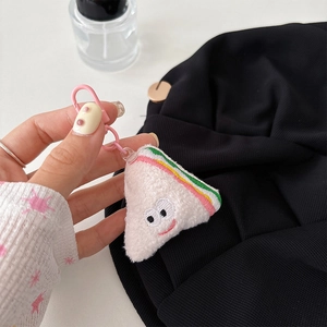Gros plan détaillé d'un porte-clés sandwich en peluche avec un visage souriant mignon