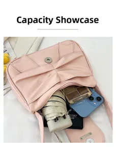 Sac à bandoulière rose avec nœud montrant une grande capacité pour les objets du quotidien