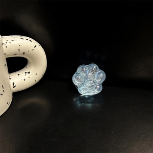 Detail der Handyhalterung in Katzenpfoten-Optik in Aurora Blau mit Glitzer-Effekt