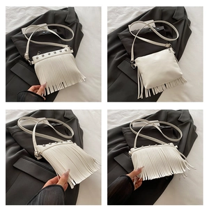 Vues détaillées du sac bandoulière blanc avec de longues franges et rivets argentés