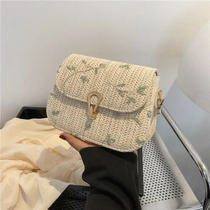 Sac bandoulière d'été en paille beige avec broderies florales et fermoir doré