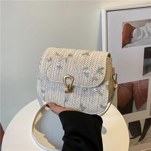 Sac bandoulière en paille crème avec broderie florale verte et boucle dorée chic