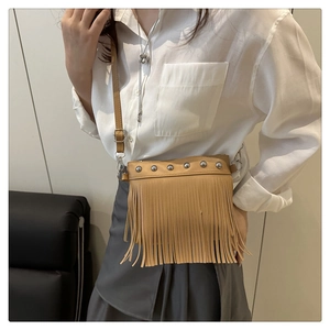 Vue détaillée du sac à bandoulière kaki avec des franges et des rivets métalliques
