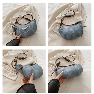 Dettagli della borsa croissant in denim con catena di perle e tracolla in pelle marrone
