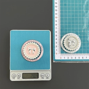 Detailed size and weight view of a magnetic phone socket with pearl bow design