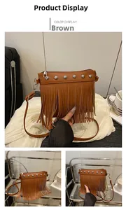 Détails du sac à bandoulière en similicuir marron avec de longues franges et clous