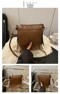 Détails du sac à bandoulière marron café avec franges et clous métalliques argentés