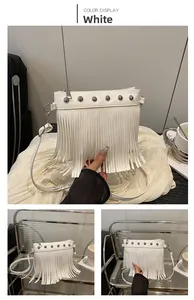 Détail du sac bandoulière blanc en similicuir avec clous argentés et longues franges