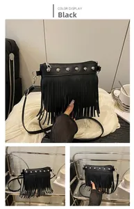 Détails du sac à bandoulière noir à franges avec clous argentés et fermeture éclair